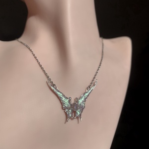 Lilás fehér pillangós nyaklánc - ékszer - nyaklánc - medálos nyaklánc - Meska.hu