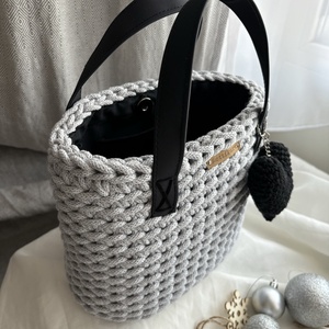 Világosszürke Lia Mini horgolt táska, horgolt oldaltáska, kézitáska béléssel, belső zsebbel - táska & tok - kézitáska & válltáska - válltáska - Meska.hu