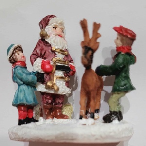 Mikulás, rénszarvas és gyermekek figura - karácsonyi falu kiegészítő - karácsony - karácsonyi lakásdekoráció - karácsonyi falu, házikó - Meska.hu
