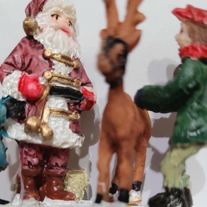 Mikulás, rénszarvas és gyermekek figura - karácsonyi falu kiegészítő - karácsony - karácsonyi lakásdekoráció - karácsonyi falu, házikó - Meska.hu
