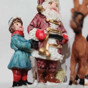 Mikulás, rénszarvas és gyermekek figura - karácsonyi falu kiegészítő - karácsony - karácsonyi lakásdekoráció - karácsonyi falu, házikó - Meska.hu