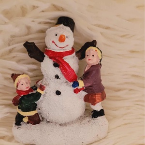  Karácsonyi falu jelenet: Hóember és gyermekek  - Meska.hu