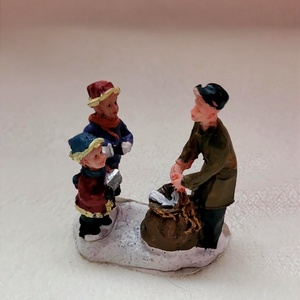 Postás figura gyerekekkel - karácsonyi faluba  - Meska.hu