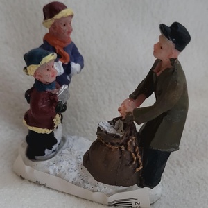 Postás figura gyerekekkel - karácsonyi faluba  - karácsony - karácsonyi lakásdekoráció - karácsonyi falu, házikó - Meska.hu