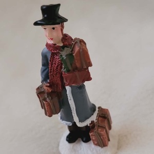 Karácsonyi figura - Elegáns férfi ajándékokkal, 6 cm - Téli dekoráció, Karácsony, Karácsonyi lakásdekoráció, Karácsonyi falu, házikó, Festett tárgyak, MESKA