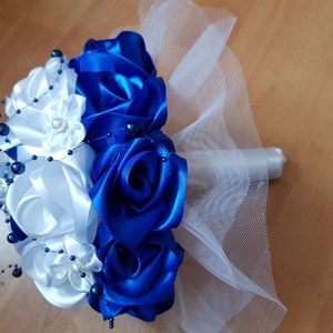 ESKÜVŐ MCS36 - 22x25cm-es Menyasszonyi csokor kék és fehér szatén rózsából (kitűző nélkül!) - esküvő - menyasszonyi- és dobócsokor - Meska.hu