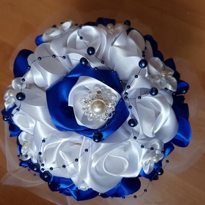 ESKÜVŐ MCS36 - 22x25cm-es Menyasszonyi csokor kék és fehér szatén rózsából (kitűző nélkül!) - Meska.hu
