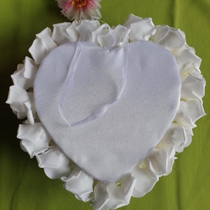 ESKÜVŐ GYP29 - Szív alakú Gyűrűpárna törtfehér habrózsával - 27x27cm - esküvő - kiegészítők - gyűrűtartó & gyűrűpárna - Meska.hu