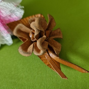 Kitűző, bross BRO230 - Bőr virágok 70x35mm 2.oszt., Ékszer, Kitűző és Bross, Kitűző, , MESKA