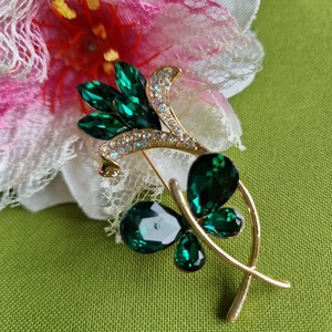 Kitűző, bross BRO292 - Strasszköves tulipánt pillangóval 30x62mm - szivárványos, zöld, kék - ékszer - kitűző és bross - kitűző - Meska.hu
