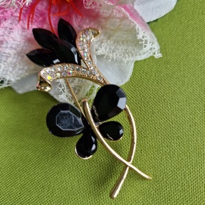Kitűző, bross BRO292 - Strasszköves tulipánt pillangóval 30x62mm - szivárványos, zöld, kék - ékszer - kitűző és bross - kitűző - Meska.hu