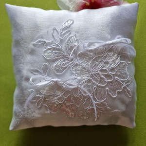 ESKÜVŐ GYP07B - Hófehér 15X15cm szatén gyűrűpárna flitteres csipkével, Esküvő, Kiegészítők, Gyűrűtartó & Gyűrűpárna, Varrás, MESKA