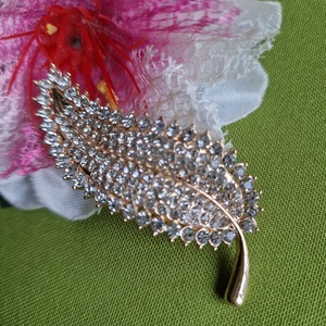 Kitűző, bross BRO296 - Strasszkövekkel kirakott arany színű levél 62x28mm, Ékszer, Kitűző és Bross, Kitűző, , MESKA