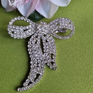 Kitűző, bross BRO302 - Strasszköves masni melltű 47x52mm, Ékszer, Kitűző és Bross, Kitűző, , MESKA