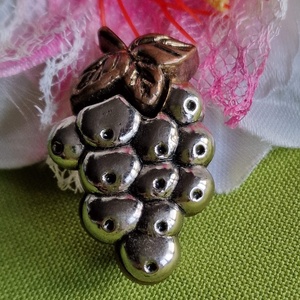 Kitűző, bross BRO305 - Antik hatású szőlő fürt 35x40mm, Ékszer, Kitűző és Bross, Kitűző, , MESKA
