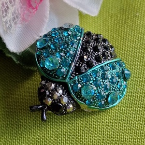 Kitűző, bross BRO306 - Strasszköves katicabogár 37x37mm - ékszer - kitűző és bross - kitűző - Meska.hu