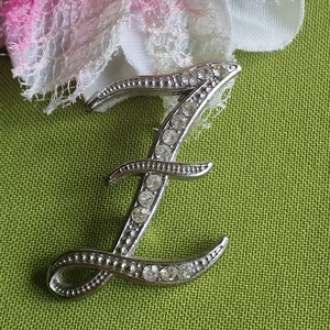 Kitűző, bross BRO315 - Strasszköves Z betű ezüst színű alapon 40x45mm, Ékszer, Kitűző és Bross, Kitűző, , MESKA