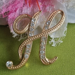 Kitűző, bross BRO316181920 - Strasszköves H, F, T, P betűK arany színű alapon , Ékszer, Kitűző és Bross, Kitűző, , MESKA