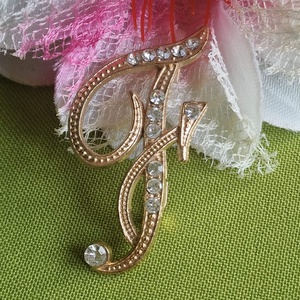 Kitűző, bross BRO316181920 - Strasszköves H, F, T, P betűK arany színű alapon  - ékszer - kitűző és bross - Meska.hu