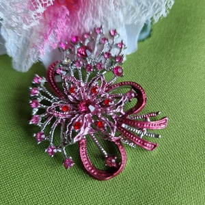 Kitűző, bross BRO322 -  Strasszköves pink virágcsokor 50x54mm, Ékszer, Kitűző és Bross, Kitűző, , MESKA