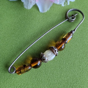 Kitűző, bross BRO326 - Antik hatású, borostyán  gyöngyös biztosítótű 20x78mm, Ékszer, Kitűző és Bross, Kitűző, , MESKA