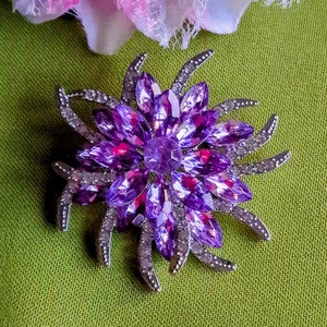 Kitűző, bross BRO333 - Strasszköves lila virág 58mm, Ékszer, Kitűző és Bross, Kitűző, , MESKA