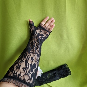 ESKÜVŐ KTY17 - 36cm-es fekete menyasszonyi csipke kesztyű - esküvő - kiegészítők - menyasszonyi kesztyűk - Meska.hu