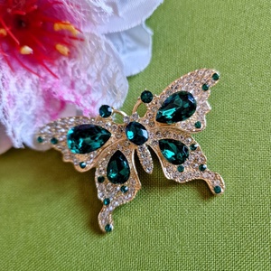 Kitűző, bross BRO336 - Smaragdzöld  színű strasszköves pillangó 58x38mm, Ékszer, Kitűző és Bross, Kitűző, , MESKA