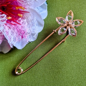 Kitűző, bross BRO256 - Kristályköves virágos biztosítótű 25x80mm, Ékszer, Kitűző és Bross, Kitűző, Ékszerkészítés, MESKA