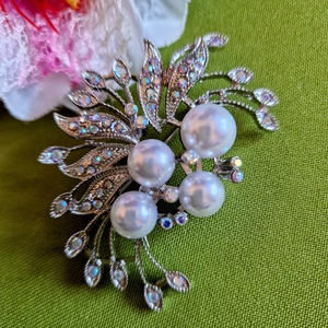 Kitűző, bross BRO341 - Strasszköves gyöngyös melltű 68x48mm, Ékszer, Kitűző és Bross, Kitűző, Ékszerkészítés, MESKA