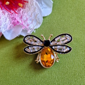Kitűző, bross BRO339 - Strasszköves arany színű méhecske 40x30mm, Ékszer, Kitűző és Bross, Kitűző, Ékszerkészítés, MESKA