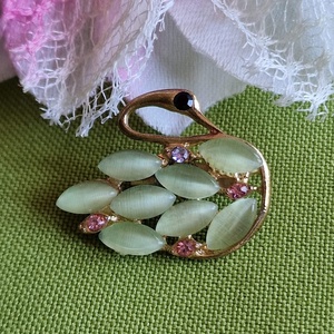 Kitűző, bross BRO264A - zöld opálköves gyöngyös hattyú 26x22mm, Ékszer, Kitűző és Bross, Kitűző, Ékszerkészítés, MESKA