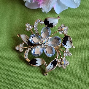 Kitűző, bross BRO353 - Strasszköves tűzzománcos virág melltű 62mm, Ékszer, Kitűző és Bross, Kitűző, Ékszerkészítés, MESKA