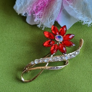 Kitűző, bross BRO356 - Piros virág strasszos levéllel 31x53mm - ékszer - kitűző és bross - kitűző - Meska.hu