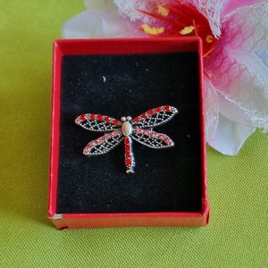 Kitűző, bross BRO377 - Fekete és piros strasszos szitakötö DÍSZDOBOZBAN 35x20mm - ékszer - kitűző és bross - kitűző - Meska.hu
