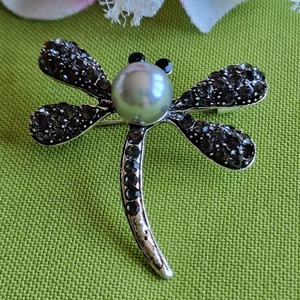 Kitűző, bross BRO379 - Fekete strasszos szitakötö gyönggyel 40x40mm, Ékszer, Kitűző és Bross, Kitűző, Ékszerkészítés, MESKA
