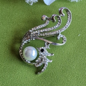Kitűző, bross BRO380 - Strasszos kakadu melltű 230x52mm, Ékszer, Kitűző és Bross, Kitűző, Ékszerkészítés, MESKA