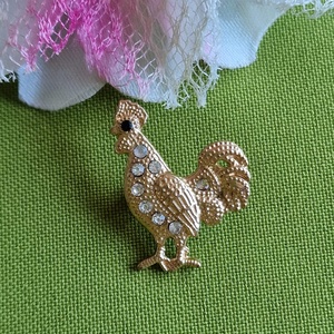 Kitűző, bross BRO382 - Strasszos kakas melltű 23x28mm, Ékszer, Kitűző és Bross, Kitűző, Ékszerkészítés, MESKA