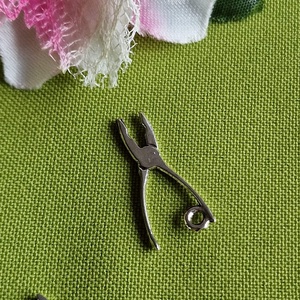 MED109 - Ezüst színű barkács medál 21x13mm - kombinátfogó, Kellékek & szerszámok, Ékszerkellék, Charmok, Ékszerkészítés, MESKA