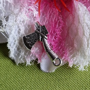 MED110 - Ezüst színű barkács medál 18x23mm - tomahawk, Kellékek & szerszámok, Ékszerkellék, Charmok, Ékszerkészítés, MESKA