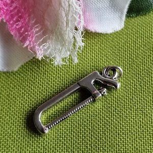 MED114 - Ezüst színű barkács medál 26x8mm - kézifűrész, Kellékek & szerszámok, Ékszerkellék, Charmok, Ékszerkészítés, MESKA
