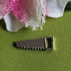 MED115 - Ezüst színű barkács medál 24x9mm - rókafarkú fűrész, Kellékek & szerszámok, Ékszerkellék, Charmok, Ékszerkészítés, MESKA