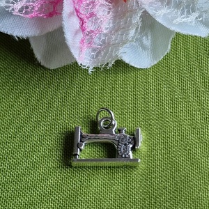 MED29 - Ezüst színű szabó-varró medál 19x15mm  varrógép, Kellékek & szerszámok, Ékszerkellék, Charmok, Ékszerkészítés, MESKA