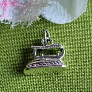 MED30 - Ezüst színű szabó-varró medál 18x12x7mm  vasaló, Kellékek & szerszámok, Ékszerkellék, Charmok, Ékszerkészítés, MESKA