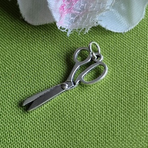 MED33 - Ezüst színű szabó-varró medál 13x30mm  1. Szabóolló, Kellékek & szerszámok, Ékszerkellék, Charmok, Ékszerkészítés, MESKA