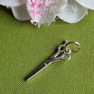 MED35 - Ezüst színű fodrász medál 10x30mm - Olló, Kellékek & szerszámok, Ékszerkellék, Charmok, Ékszerkészítés, MESKA