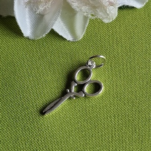 MED39 - Ezüst színű szabó-varró medál 30x14mm  2. Olló, Kellékek & szerszámok, Ékszerkellék, Charmok, Ékszerkészítés, MESKA