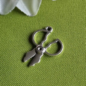 MED40 - Ezüst színű szabó-varró medál 30x21mm  Hímző olló, Kellékek & szerszámok, Ékszerkellék, Charmok, Ékszerkészítés, MESKA