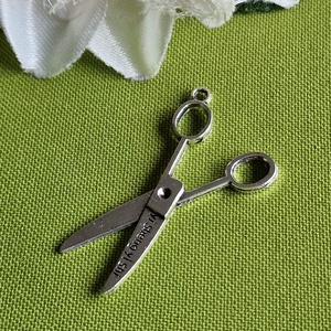 MED41 - Ezüst színű szabó-varró medál 39x23mm  2. Szabóolló, Kellékek & szerszámok, Ékszerkellék, Charmok, Ékszerkészítés, MESKA