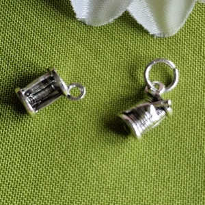 MED42 - Ezüst színű szabó-varró medál 12x8mm  spulni, orsótok, Kellékek & szerszámok, Ékszerkellék, Charmok, Ékszerkészítés, MESKA